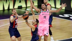 Pierre Oriola, contra Vildoza en el Baskonia - Barcelona de la Supercopa ACB