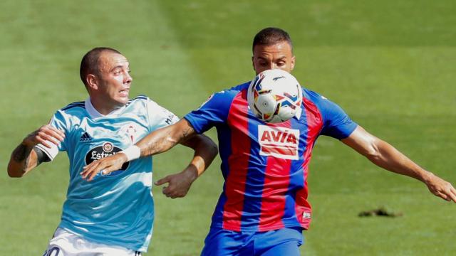 Iago Aspas y Pedro León, durante el Eibar - Celta