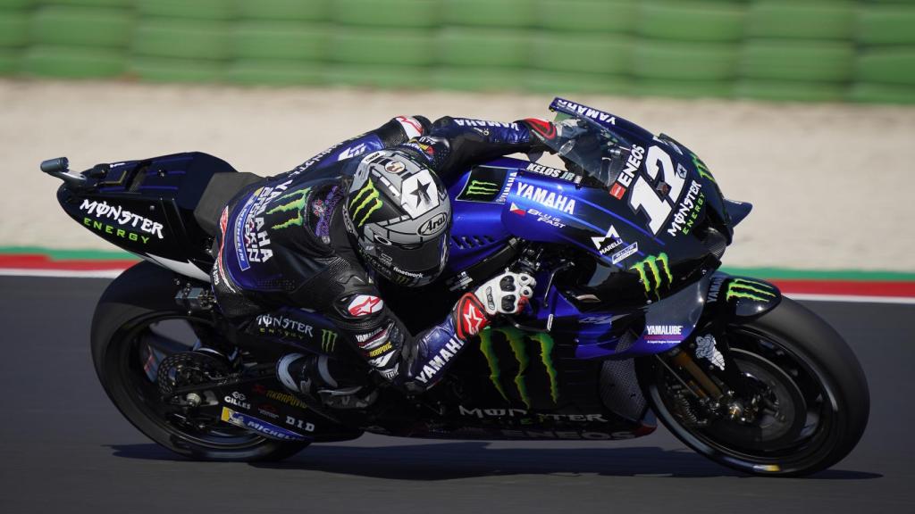 Maverick Viñales traza un viraje con su YZR-M1 en el circuito de Misano.