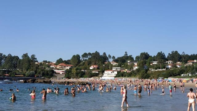 Bañistas esta tarde en Perbes