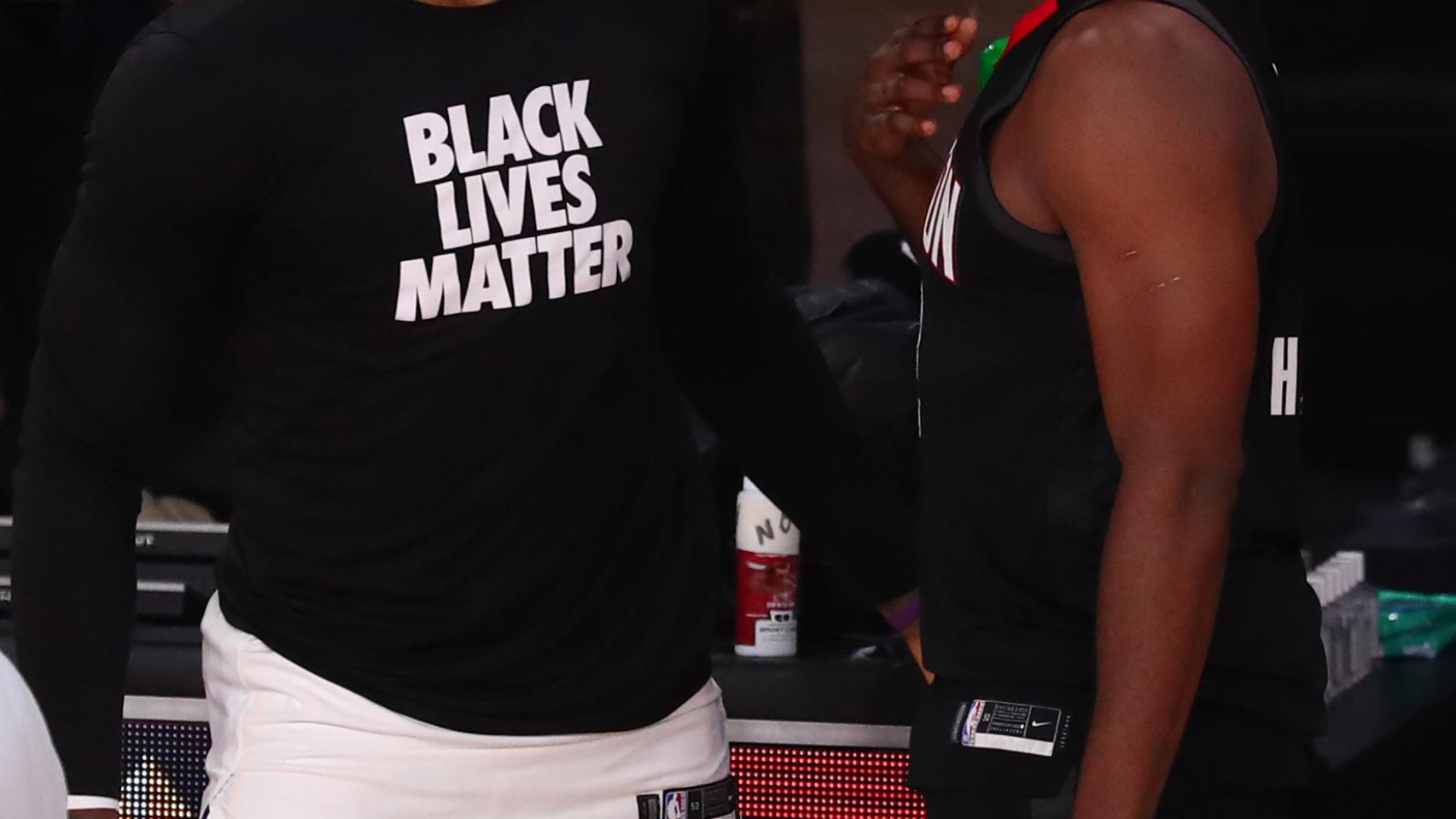 LeBron James y James Harden en la previa de un partido