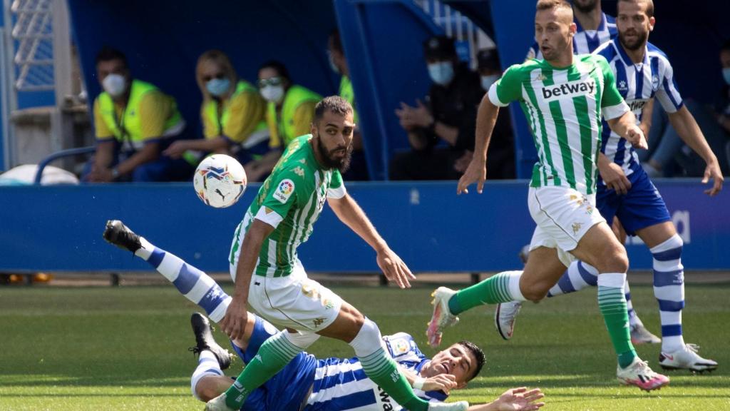 Joselu pelea un balón en el Alavés-Betis