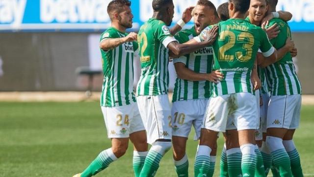 Los jugadores del Betis celebran el gol de Cristian Tello ante el Alavés