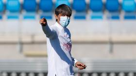 David Aznar dando indicaciones durante un entrenamiento del Real Madrid Femenino