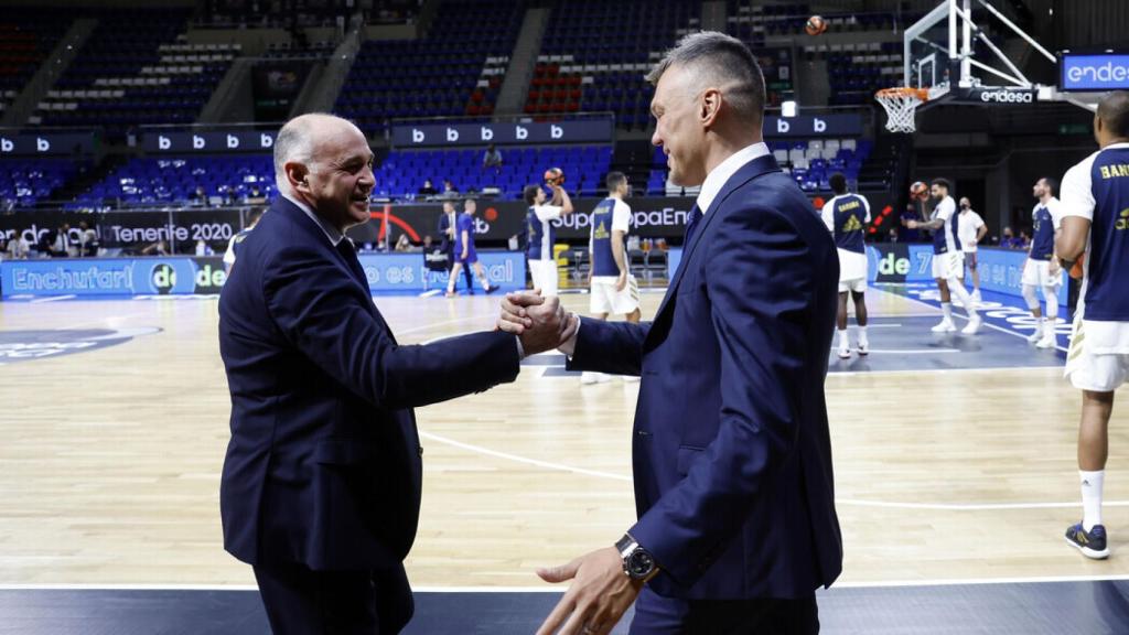 Pablo Laso y Sarunas Jasikevicius, durante la final de la Supercopa Endesa 2020