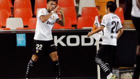 Maxi Gómez y Kang In Lee celebran uno de los goles del Valencia ante el Levante