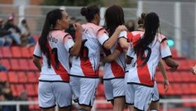 Jugadoras del Rayo Vallecano abrazándose