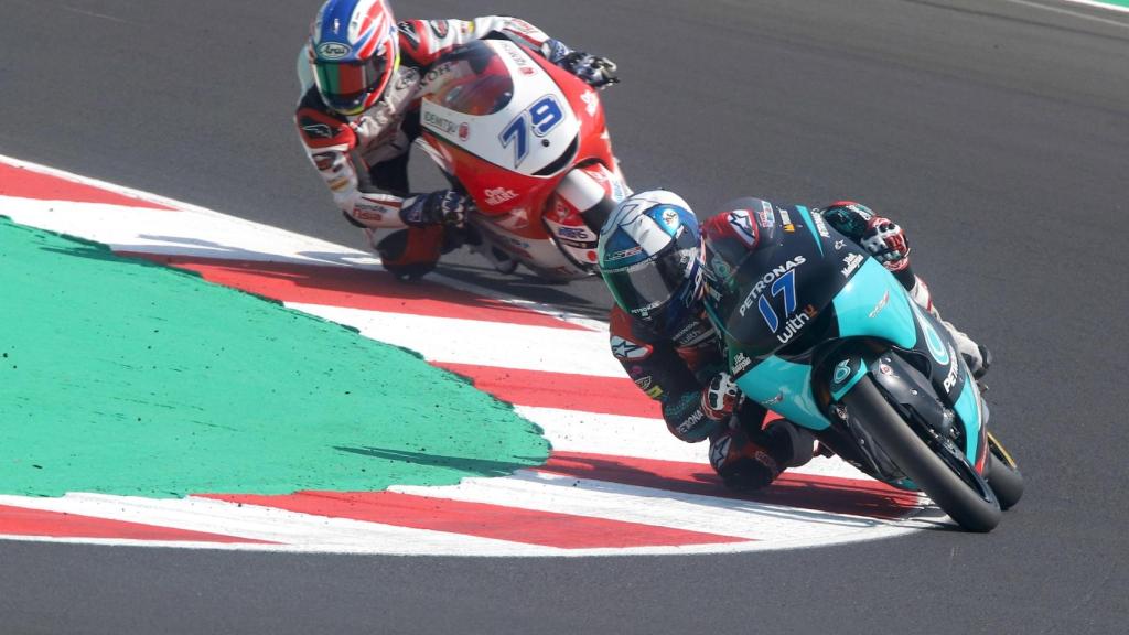 McPhee gana su primera carrera del Mundial y Arenas se mantiene líder de Moto3 pese a su caída