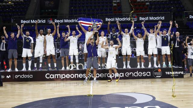 Felipe Reyes levanta la séptima Supercopa de España del Real Madrid