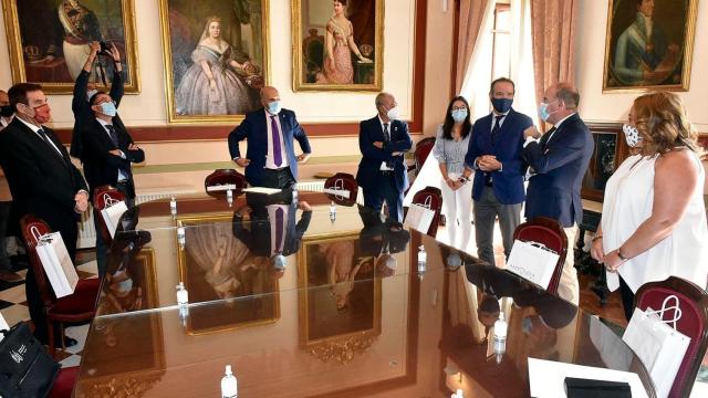 Los asistentes a la reunión con el alcalde de Antequera, Manuel Barón.