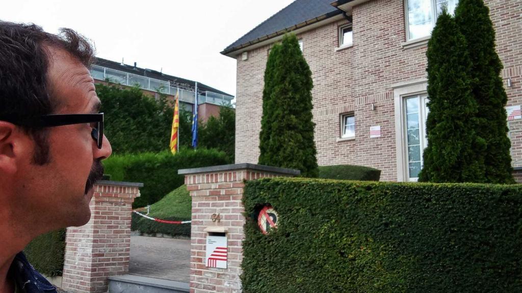 El periodista junto a la llamada Casa de la República, residencia de Carles Puigdemont en Waterloo (Bélgica).