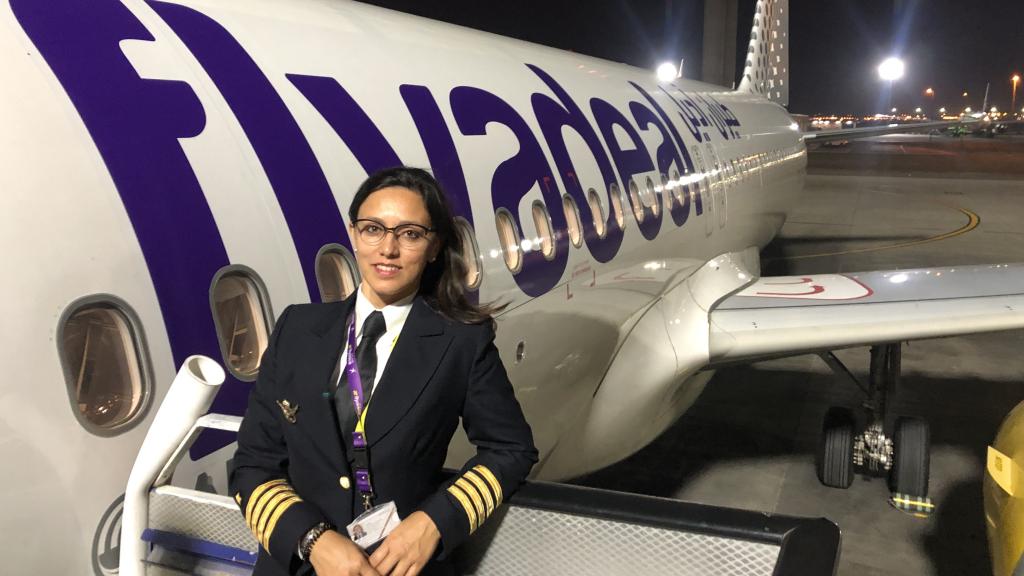 Gisela, primera comandante de avión en Arabia Saudí, con un avión de Flydeal.