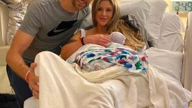 Pau Gasol y Catherine McDonnell con su hija Elisabet Gianna