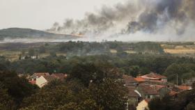 Vista de los puntos de fuego del incendio en la parroquia de Montes, en Cualedro, Ourense.