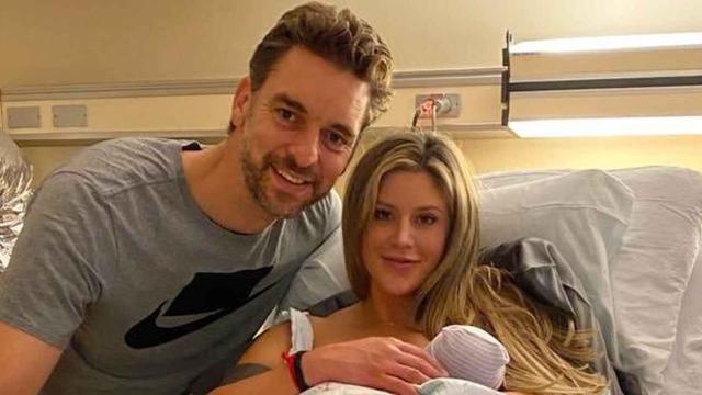 Pau Gasol y Catherine McDonnell con su hija Elisabeth Gianna.