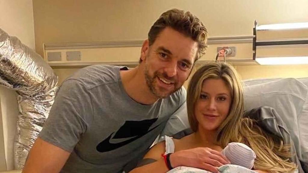 Pau Gasol y Catherine McDonnell con su hija Elisabeth Gianna.