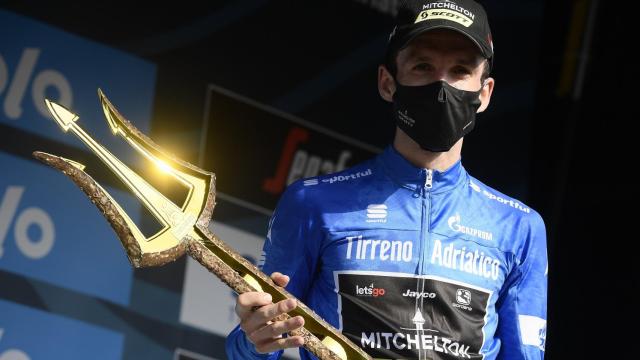 Simon Yates con el tridente de la Tirreno Adriatico