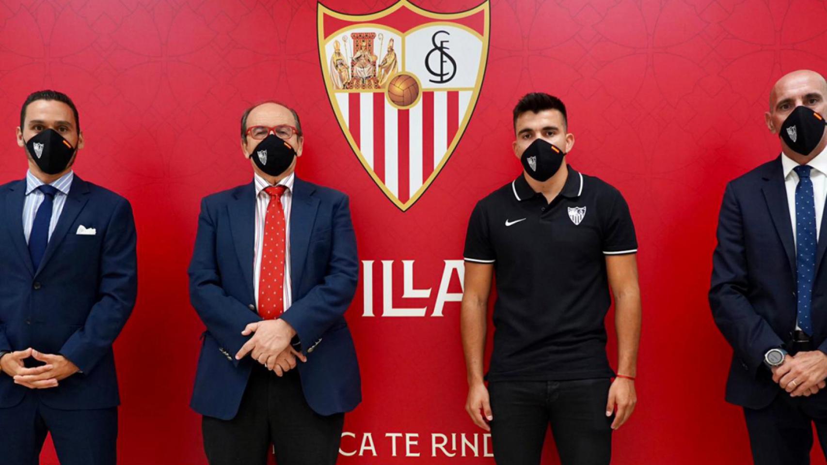 Presentación de Acuña con el Sevilla