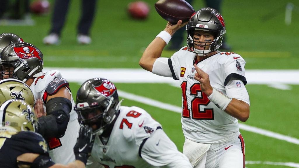 Tom Brady lanza el balón de la NFL