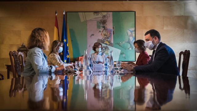 Reunión entre PSOE y PP en el Congreso, con la vicepresienta Carmen Calvo y la portavoz del PP Cuca Gamarra.