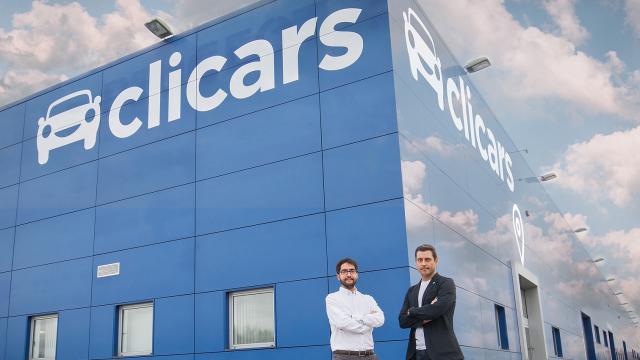 Carlos Rivera (izquierda) y Pablo Fernández (derecha) en la sede de Clicars en Villaverde (Madrid).