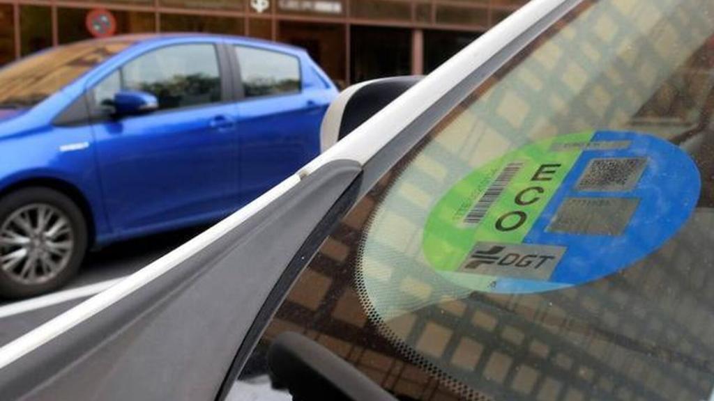 Un coche con la etiqueta ECO, de color azul y verde.