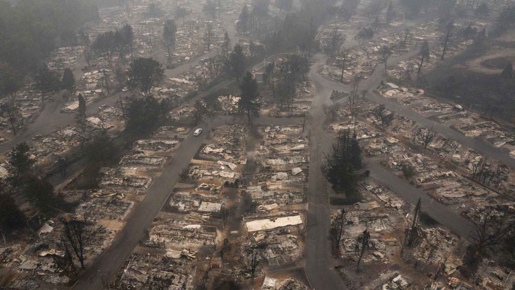 Imagen aérea de un barrio residencial en Medford, Oregón, tras los recientes incendios.