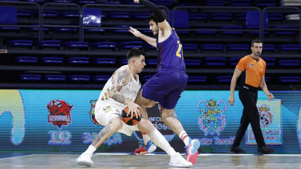 Deck intentando lanzar a canasta ante Álex Abrines