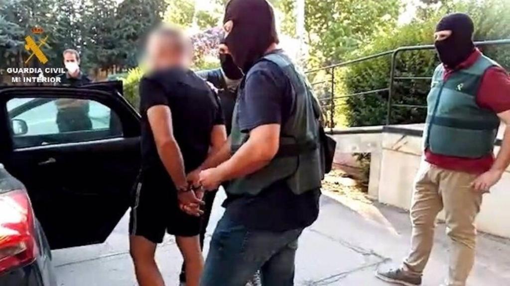 Agentes de la Guardia Civil con el jefe del clan de Los Castañas detenido