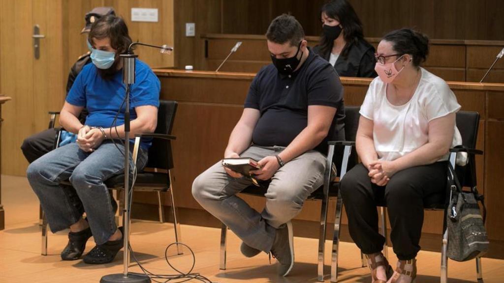 Iván, Marcos y Nieves, en el banquillo de los acusados