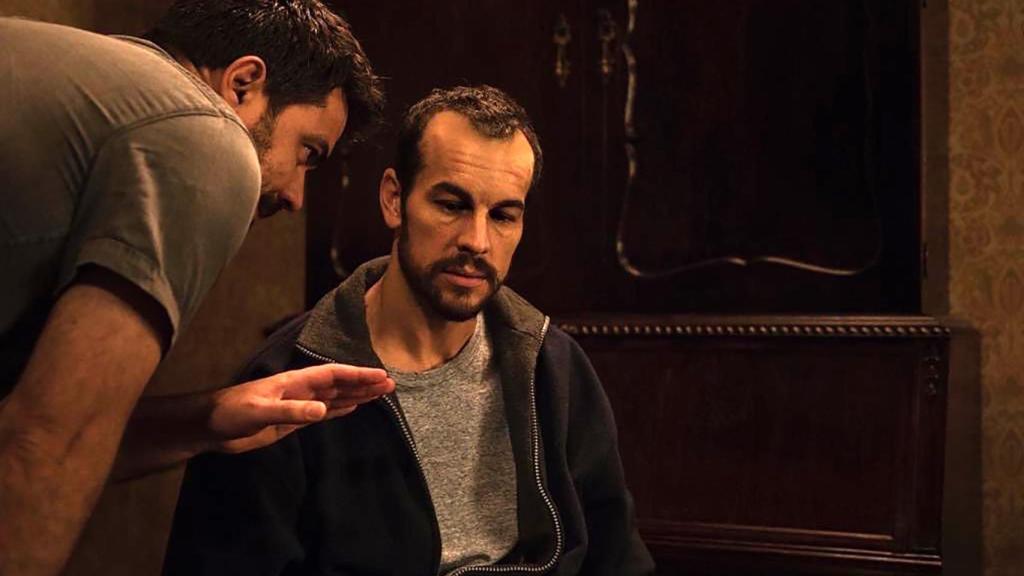 Mario Casas junto al director, Carles Torras, en el rodaje de El practicante.