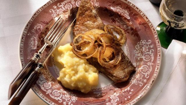 Hígado de ternera encebollado al estilo alemán.