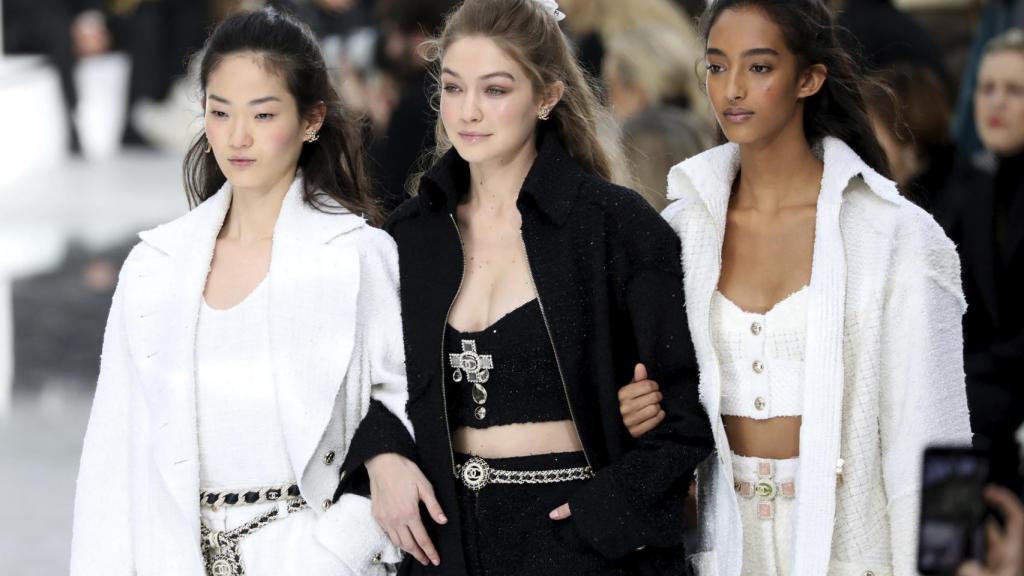 Gigi Hadid en el desfile de Chanel celebrado en marzo del 2020.