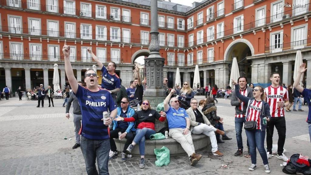 Los hinchas del PSV en Madrid