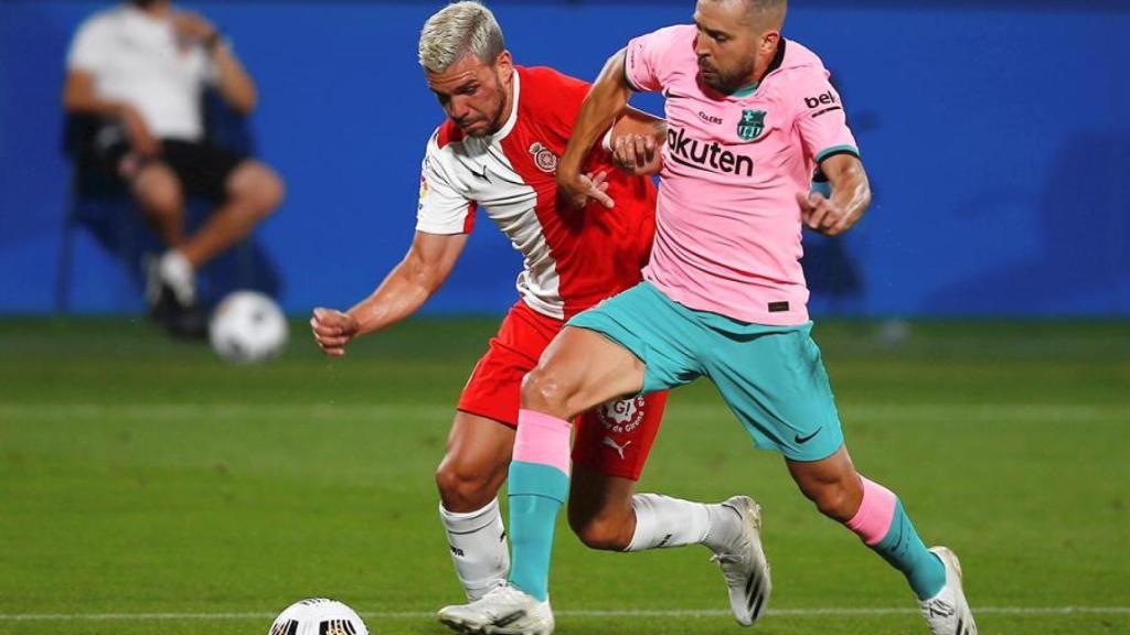 Jordi Alba en una disputa ante Álex Gallar, en el Barcelona - Girona de pretemporada