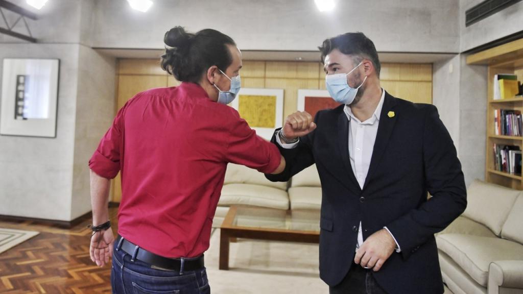 Pablo Iglesias saluda a Gabriel Rufián en la sede de la Vicepresidencia segunda.