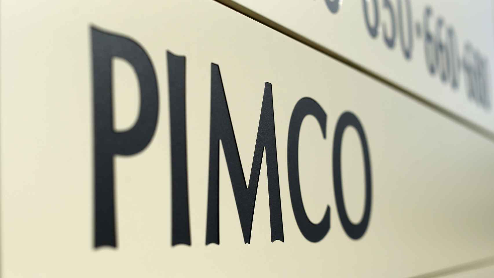 Un rótulo de Pimco en el directorio de un edificio de oficinas.