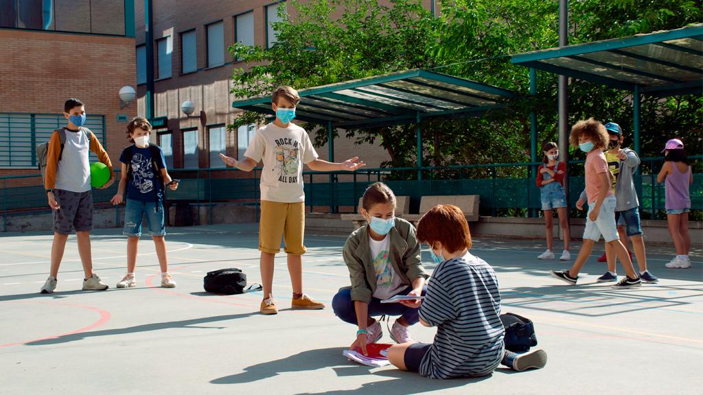 Un grupo de alumnos jugando en el patio del recreo.