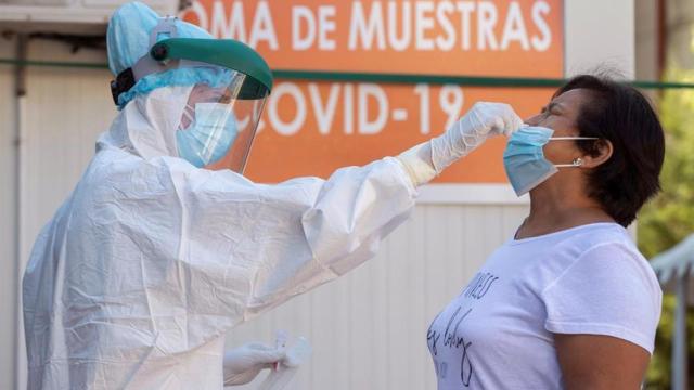 Un sanitario realiza una prueba PCR a un posible caso de Covid-19.