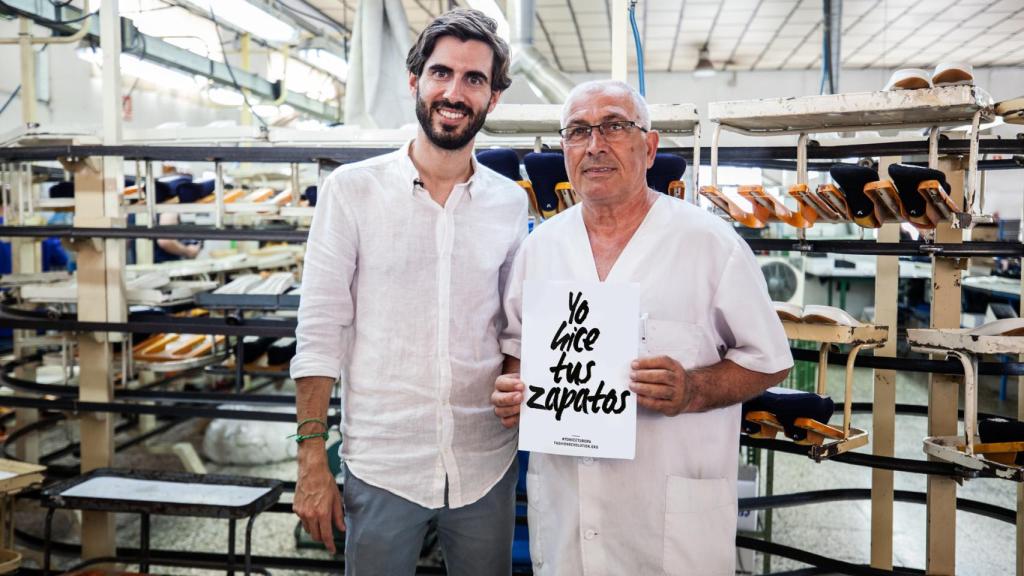 El CEO de Yuccs, Pablo Mas, con uno de los trabajadores de la compañía.