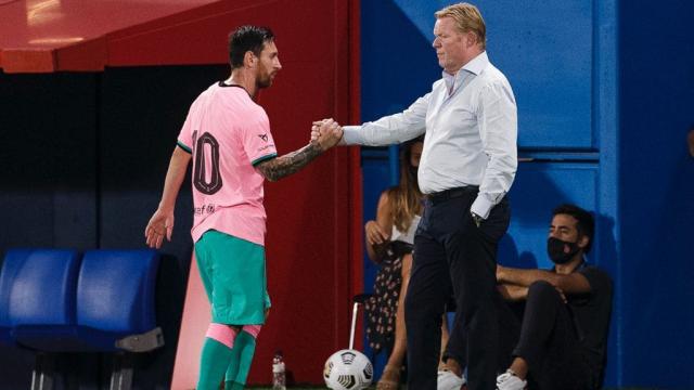 Leo Messi y Ronald Koeman, durante el amistoso ante el Girona