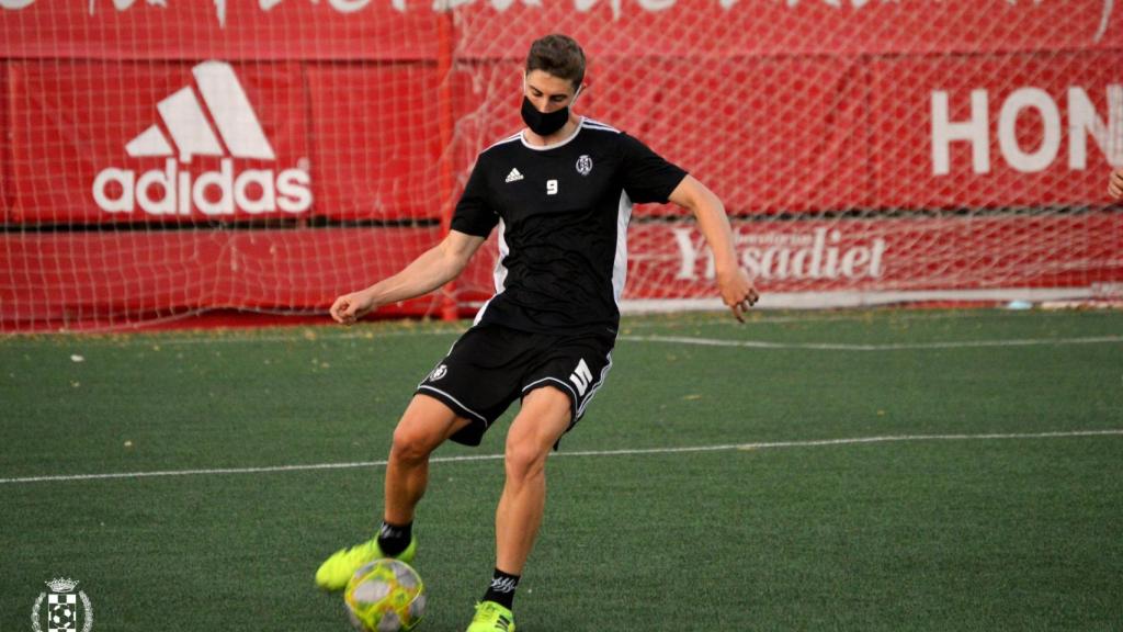 Uno de los jugadores del Atlético de Pinto, durante un entrenamiento de pretemporada en el Estadio