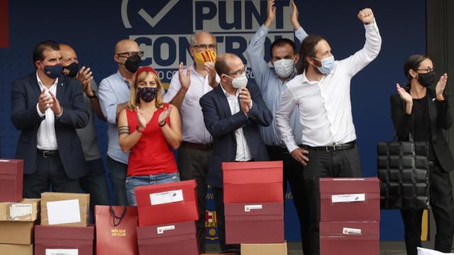 Celebración de los impulsores de la moción contra Bartomeu