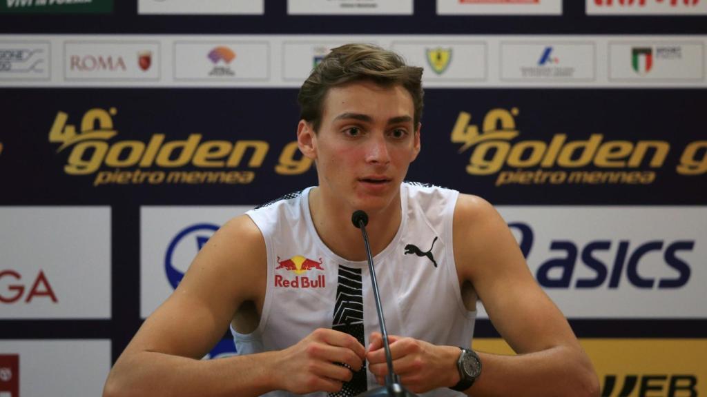 Duplantis atiende a los medios tras su marca histórica