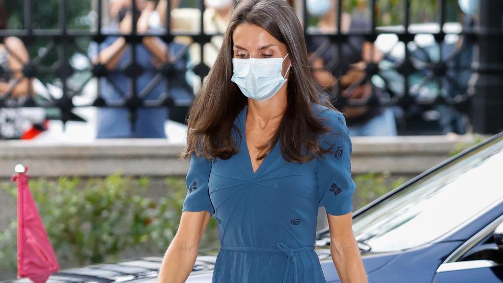 La reina Letizia llegando a la inauguración.