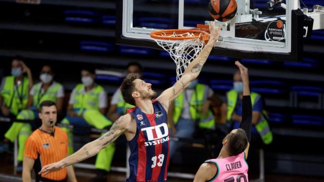 Achille Polonara frente a Víctor Claver durante la Supercopa Endesa 2020