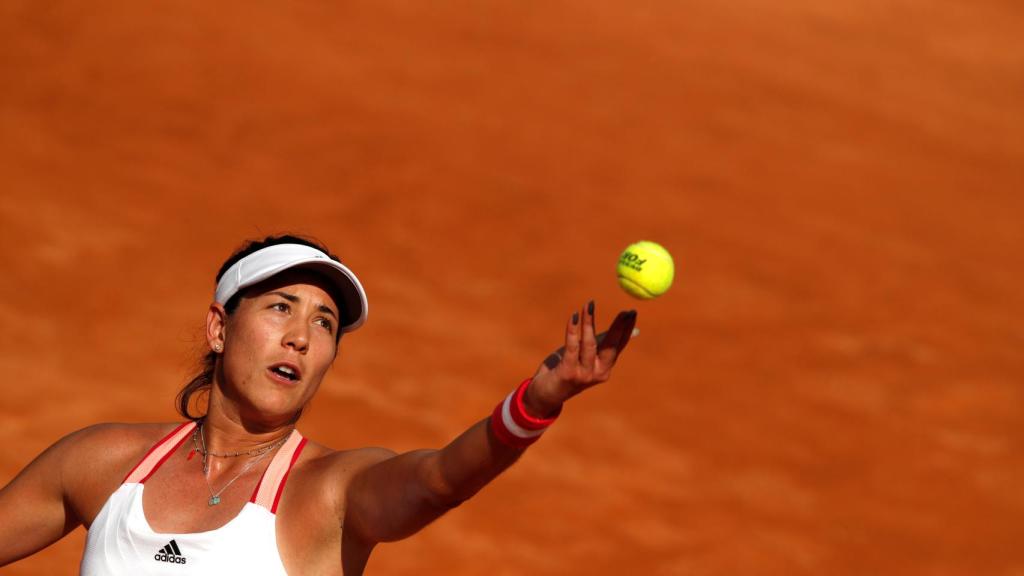 Muguruza, sacando ante Gauff en Roma.