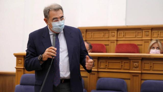 Jesús Fernández Sanz, consejero de Sanidad, este jueves durante el pleno