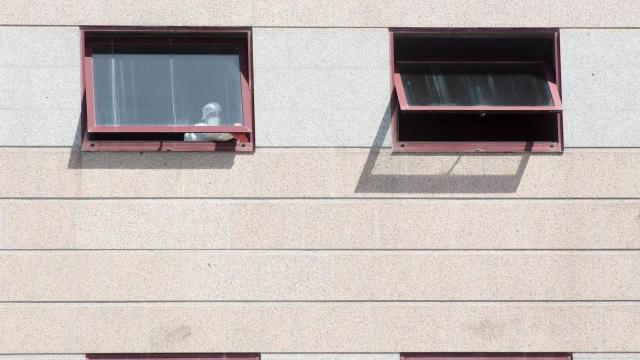 Un trabajador protegido en la residencia de mayores DomusVi de Outeiro de Rei, en Lugo.