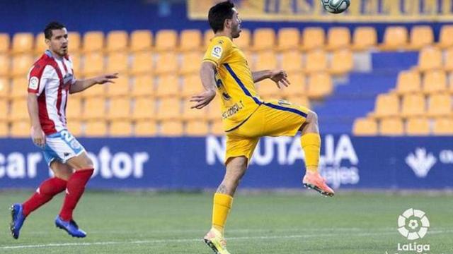 Rui Costa durante un partido con el Alcorcón.